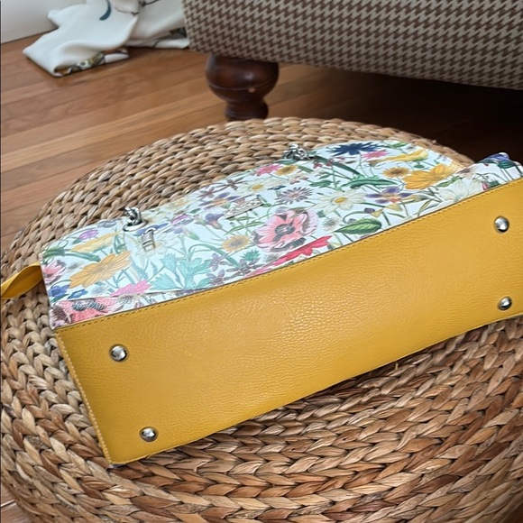 Carlos by Carlos Santana Vibrant Yellow and Pink shoulder bag with chain handle - Picture 3 of 10